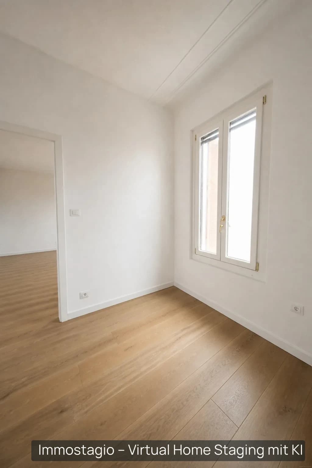 Derselbe Raum virtuell renoviert: weiße Wände und neuer heller Holzboden.