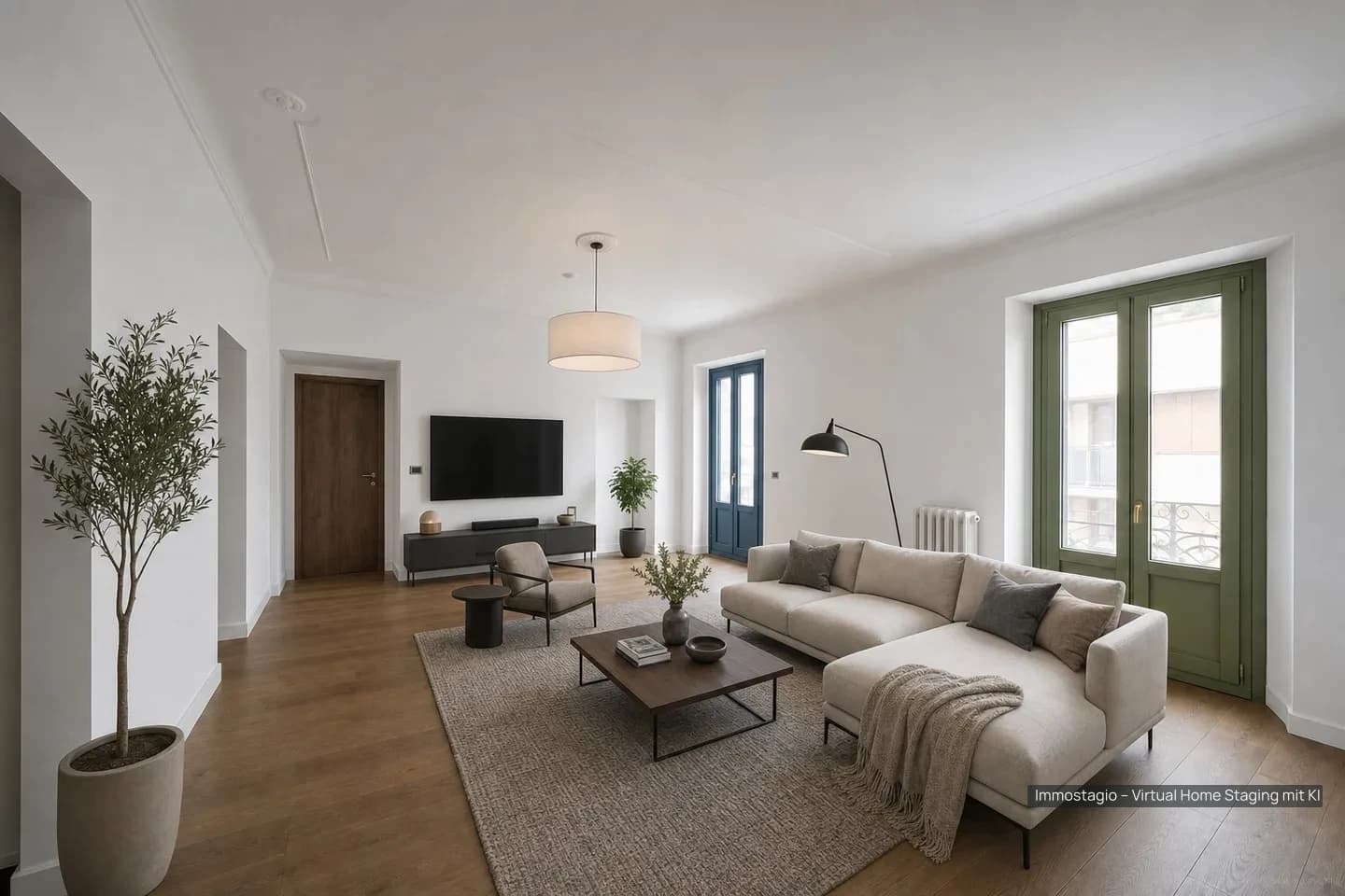 Derselbe Raum virtuell möbliert: helles Ecksofa, Couchtisch, TV-Board, Pflanzen und Teppich im modernen Stil.